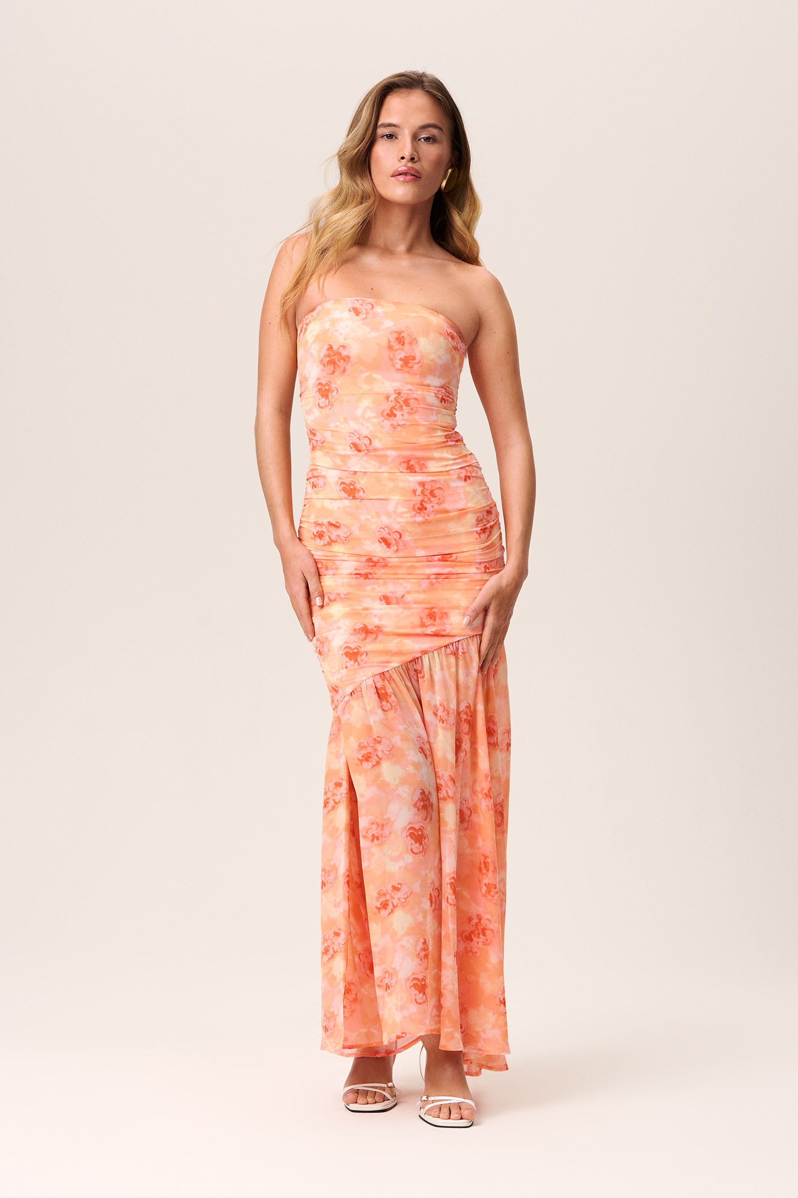 Limoges bandeau dress in peach – Shop now – adoore.se